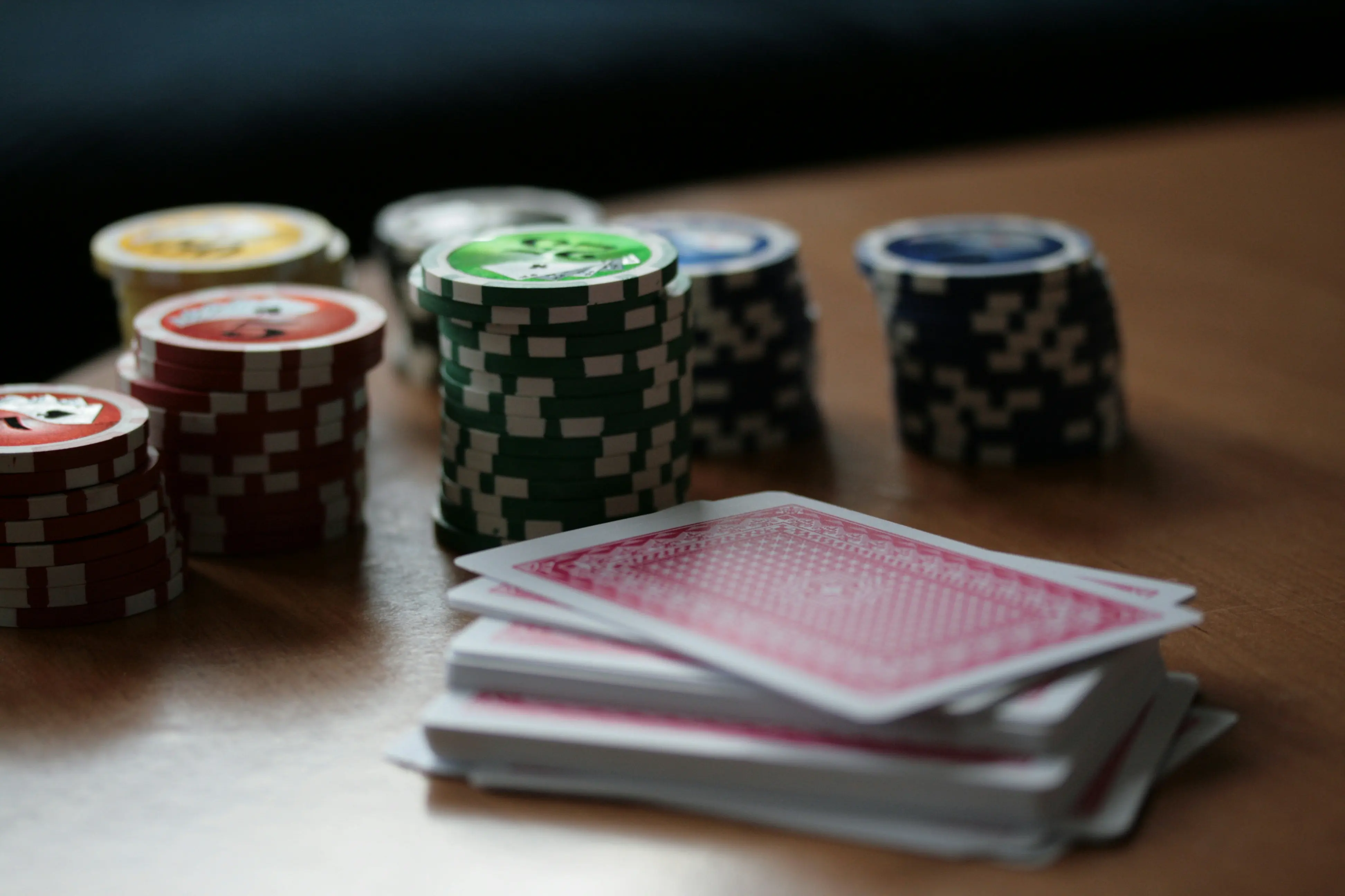 Spillekort og sjetonger på et casinobord