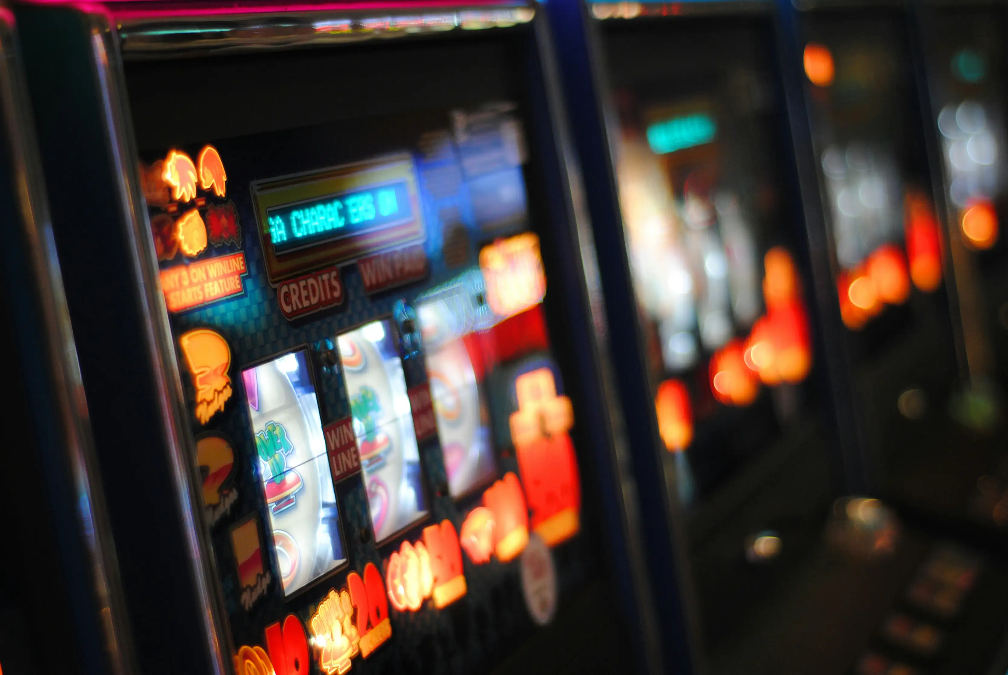 Opplyste spilleautomater i et moderne casino