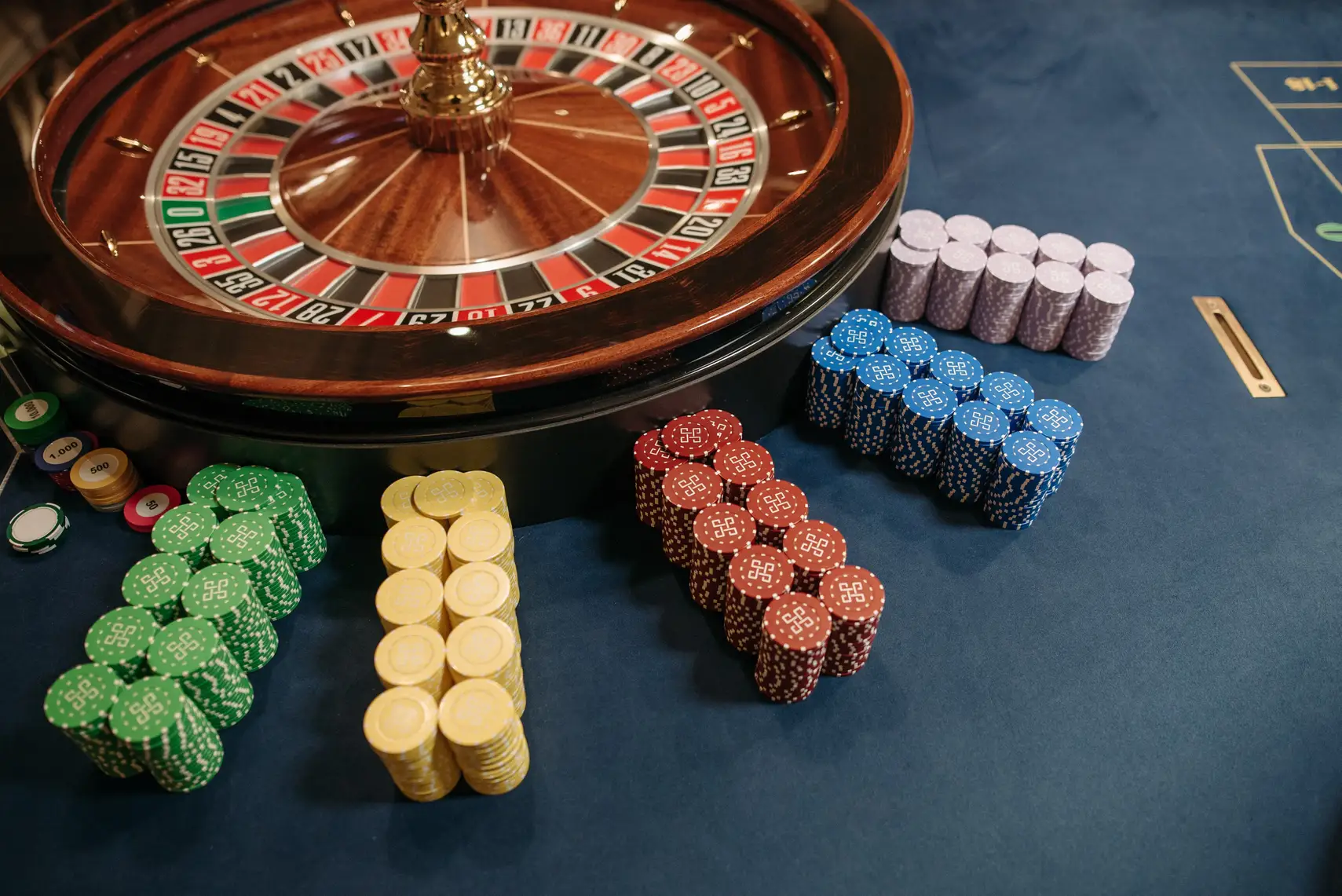 Roulettehjul og stabler med casinosjetonger