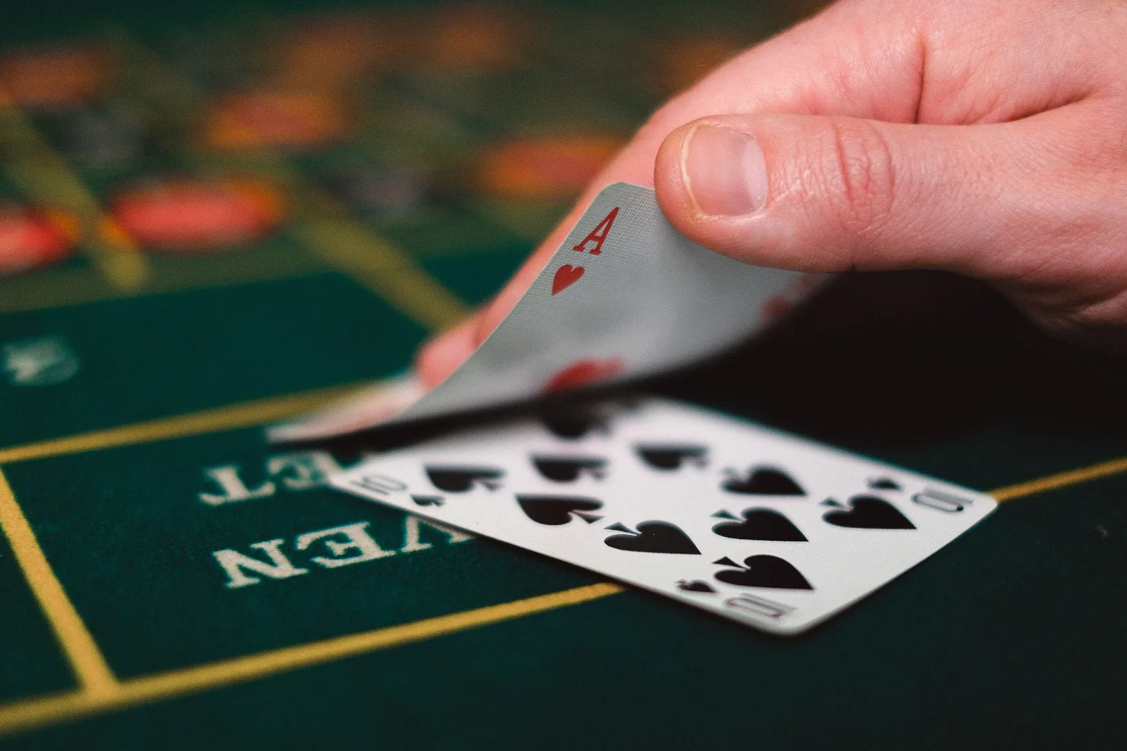 Spiller som trekker et kort ved blackjackbordet