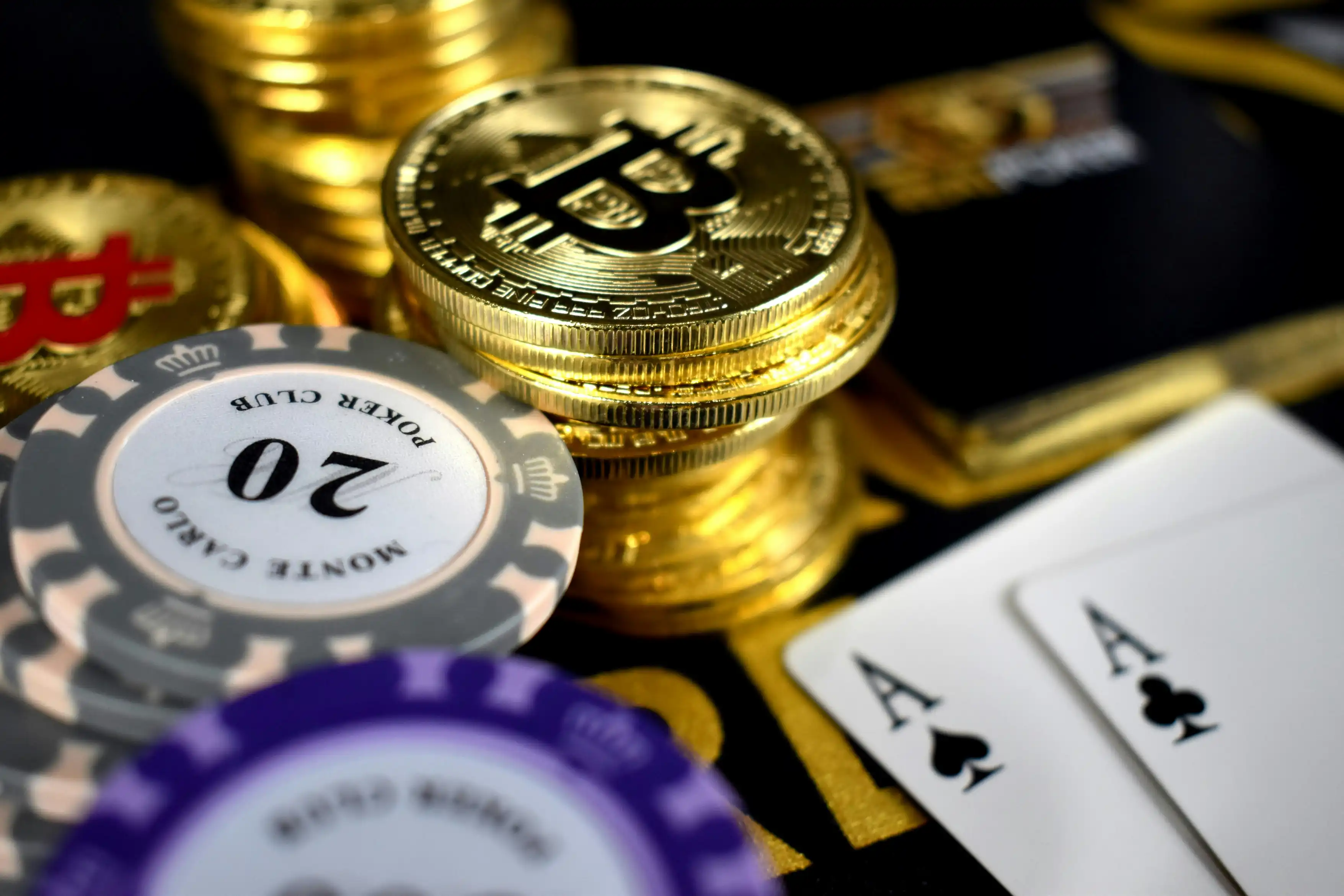 Bitcoin-mynter med pokerkort og casinosjetonger